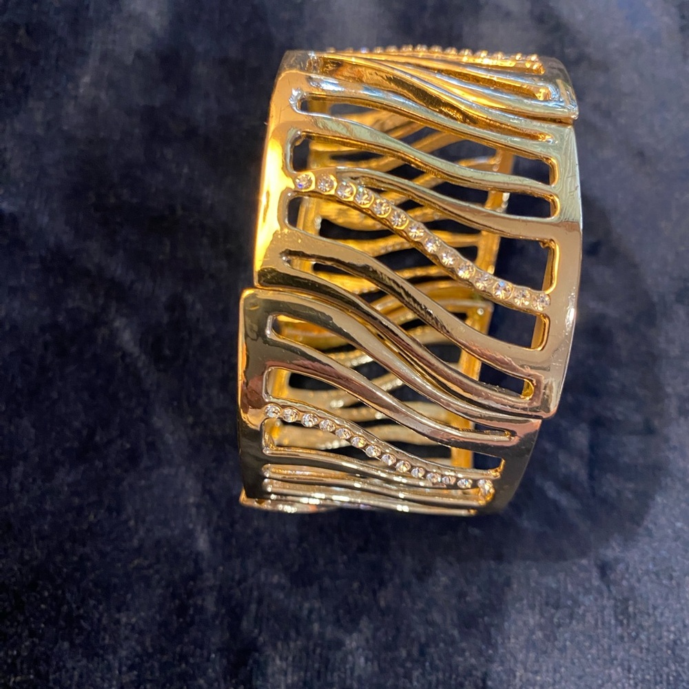 Elegant Gold Wave Bracelet
